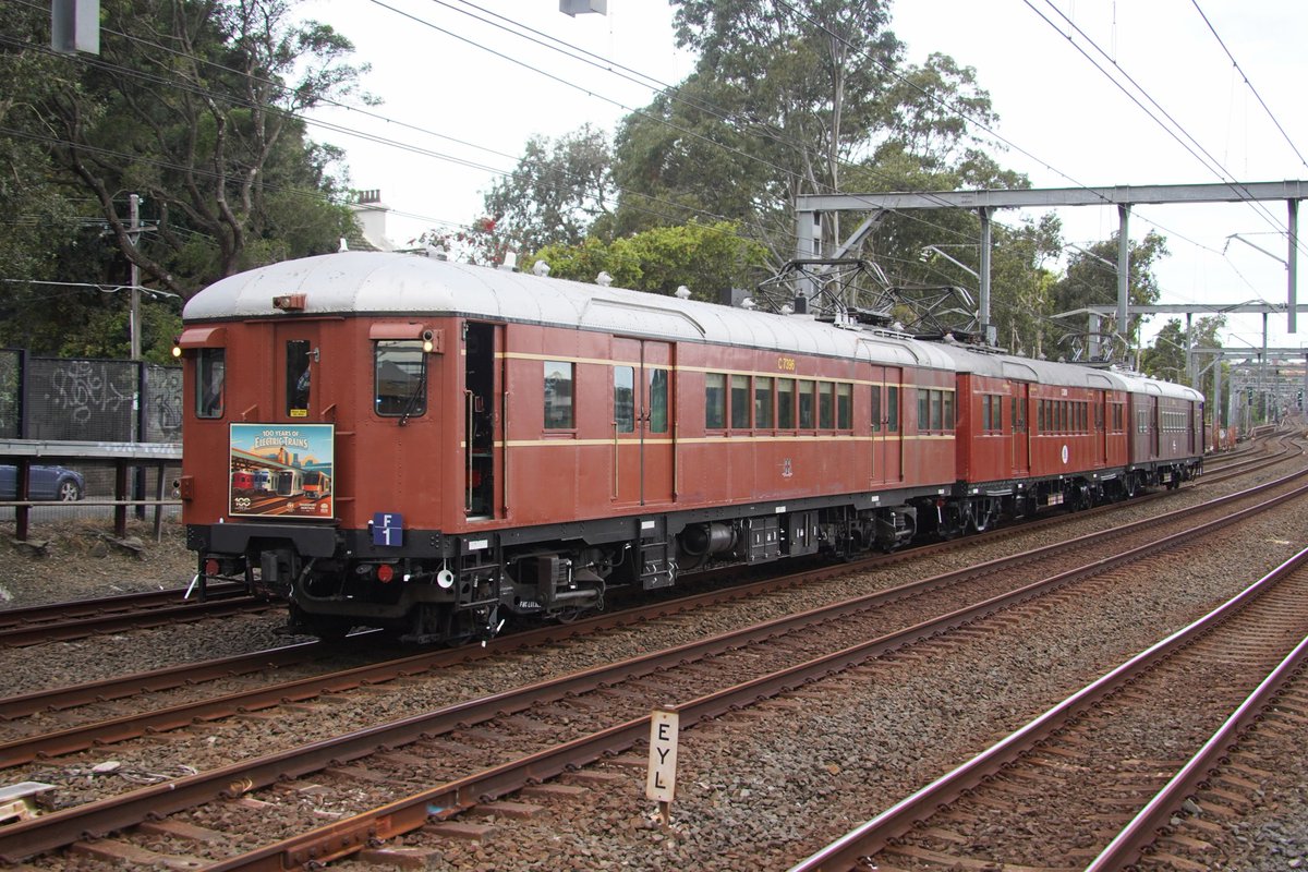 AunzRailfan's tweet photo. 続いてビンテージ電車F setの返却回送。
この車両はシドニー電化間もなく、日本初の地下鉄銀座線と２年違いに登場(1929年)
1992年に引退するも動態保存車として本線をゆっくり走行…と思いきや意外と爆走な時もあります。
走行性能はもとより、何なら見た目まで現役車両より状態が良い姿をお見送り。 https://t.co/kfoNMhobKS
