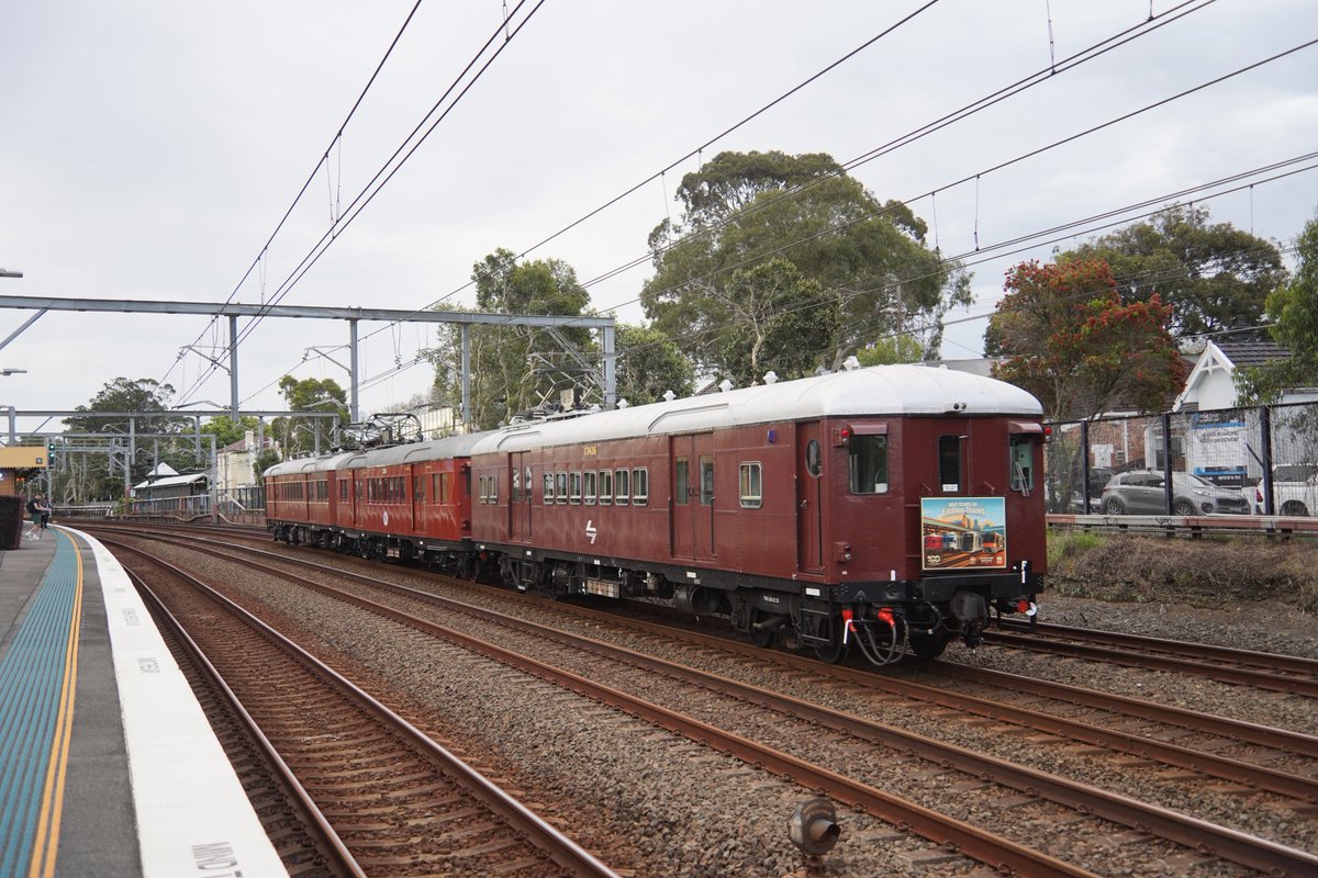 AunzRailfan's tweet photo. 続いてビンテージ電車F setの返却回送。
この車両はシドニー電化間もなく、日本初の地下鉄銀座線と２年違いに登場(1929年)
1992年に引退するも動態保存車として本線をゆっくり走行…と思いきや意外と爆走な時もあります。
走行性能はもとより、何なら見た目まで現役車両より状態が良い姿をお見送り。 https://t.co/kfoNMhobKS