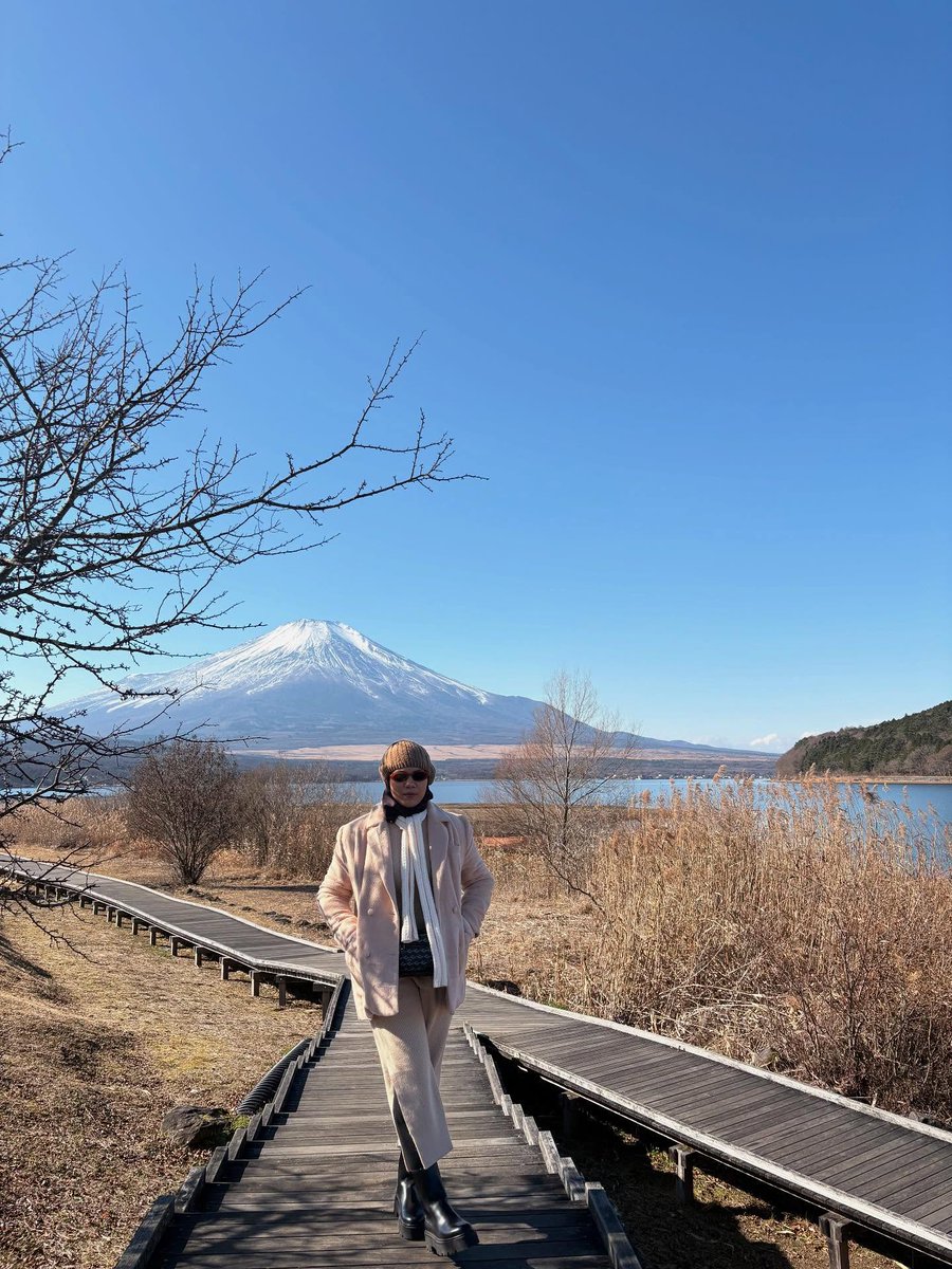 Michellebm29's tweet photo. Peaceful moments with Fuji-san. https://t.co/nKEo6n6pO0