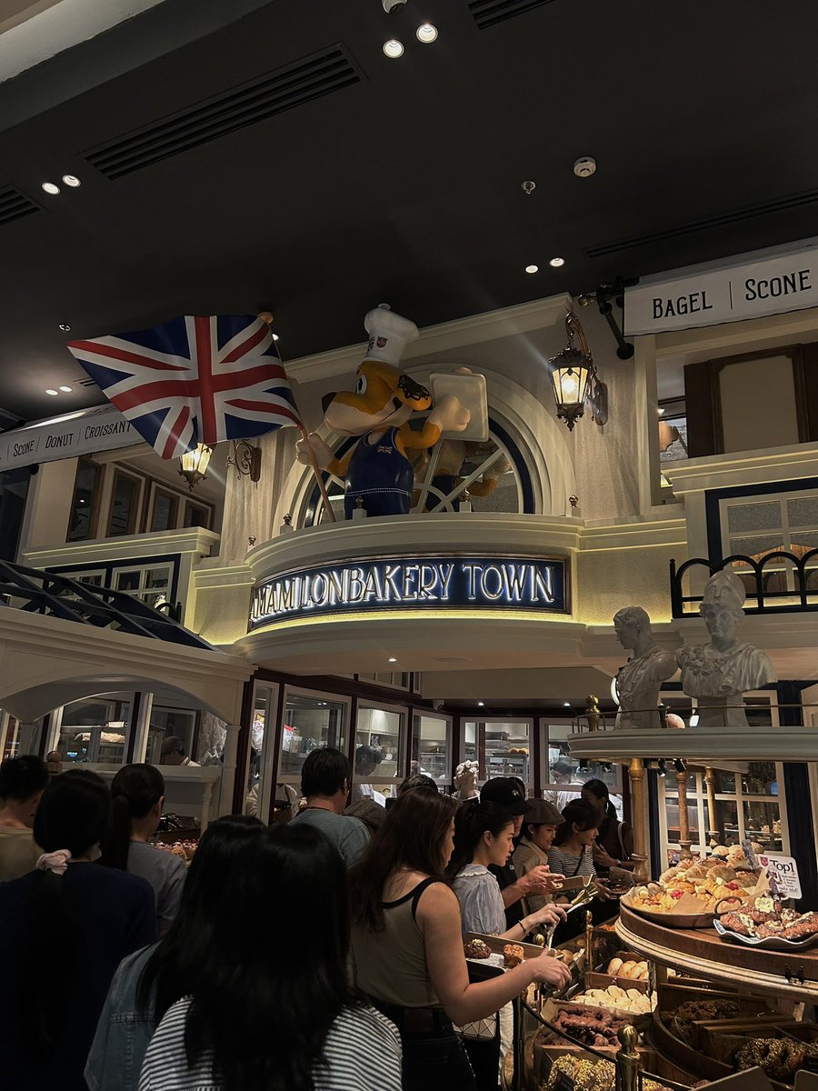 bleex02's tweet photo. 🥯 ตามรอยชาวทวิตมาที่ร้าน Amam london bakery bangkok ตอนแรกนึกว่าเค้กก้อนละ200กว่าตาทเรทกรุงเทพและราคาสยามแต่100ต้นๆเอง😭 https://t.co/hNBmoRScF6
