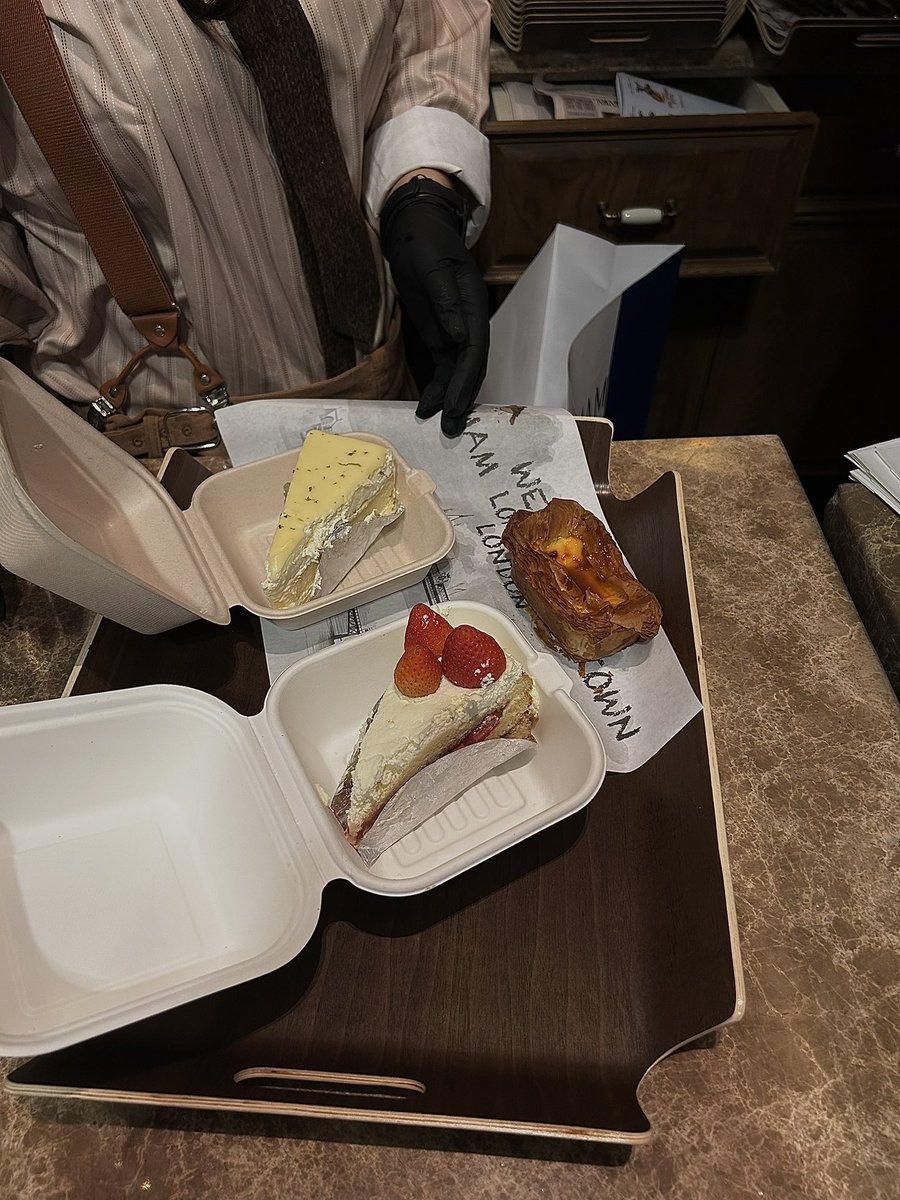 bleex02's tweet photo. 🥯 ตามรอยชาวทวิตมาที่ร้าน Amam london bakery bangkok ตอนแรกนึกว่าเค้กก้อนละ200กว่าตาทเรทกรุงเทพและราคาสยามแต่100ต้นๆเอง😭 https://t.co/hNBmoRScF6