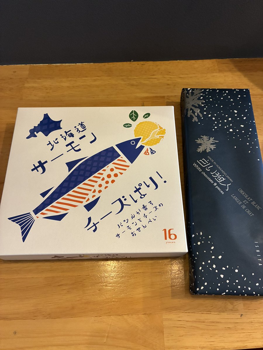 XxL_okinawa's tweet photo. 本日もご来店ありがとうございました！！
明日も11時からです🍔
1ヶ月ぶりに帰ってきたスタッフがお土産持ってきてくれました🐟 https://t.co/G24Ul6LEad