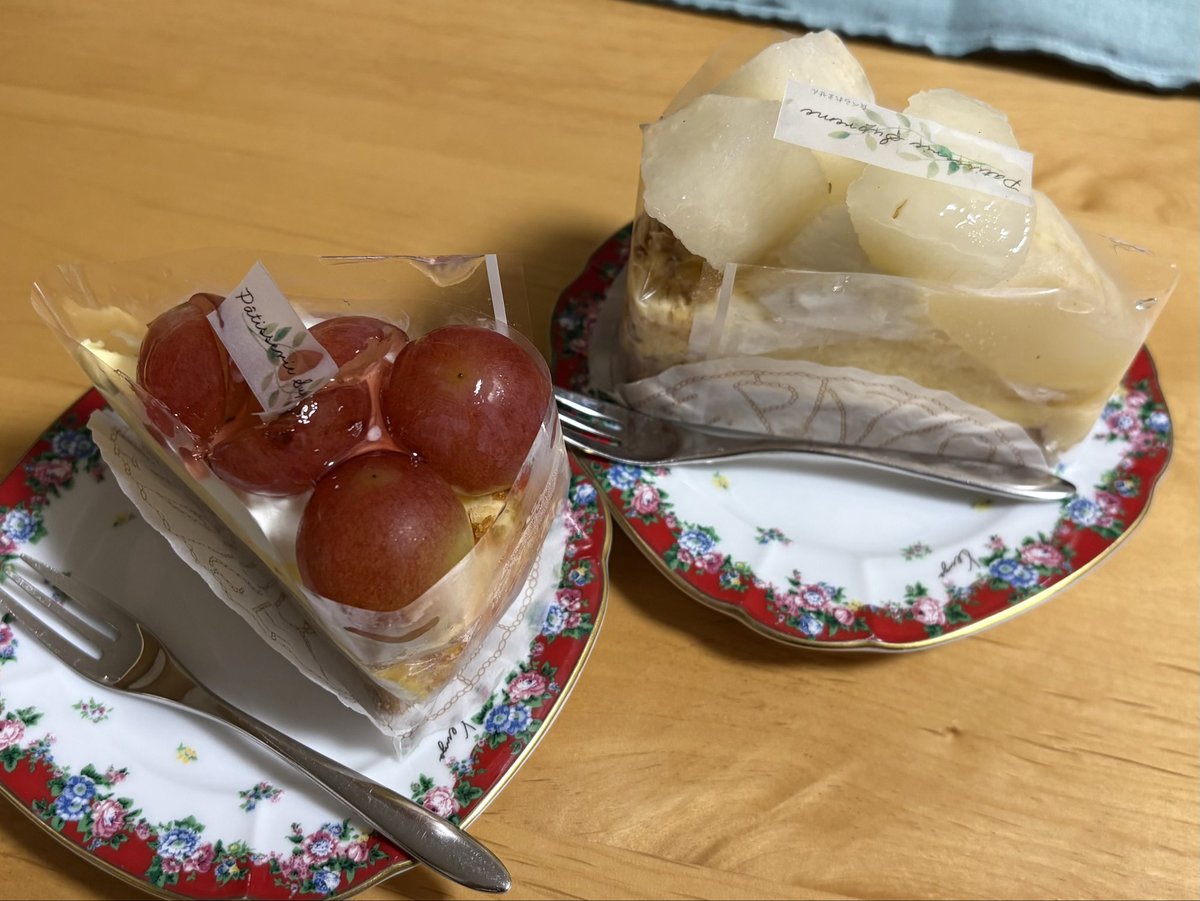 WindRideryfx's tweet photo. 夕食に鶏そぼろ親子丼。

食後のデザートは、サンシャインレッド🍇と梨🍐のタルト🍰。
シャインマスカットのタルトもあったけど、サンシャインレッドの方が甘いと言われれば、そりゃこっち選ぶでしょう。 https://t.co/ObJFsp5Zpk