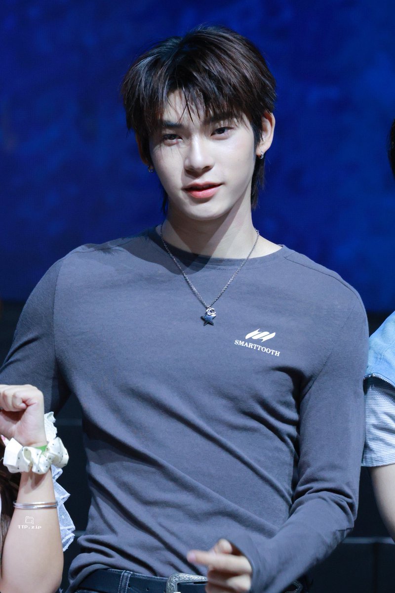 l9jeng's tweet photo. คือตี๋ตัวหนาขึ้นมากจริง ๆ เหมือนเคยเห็นตี๋พูดว่าช่วงนี้กินเยอะขึ้นแต่มานไม่ได้ดูอ้วนอะมันดูล้ำบึก ดูดี สงสัยจะได้ใช้ว่าแผ่นดินแทนแผ่นหลังก็เร็ว ๆ นี้ https://t.co/9rc2rVZn9H