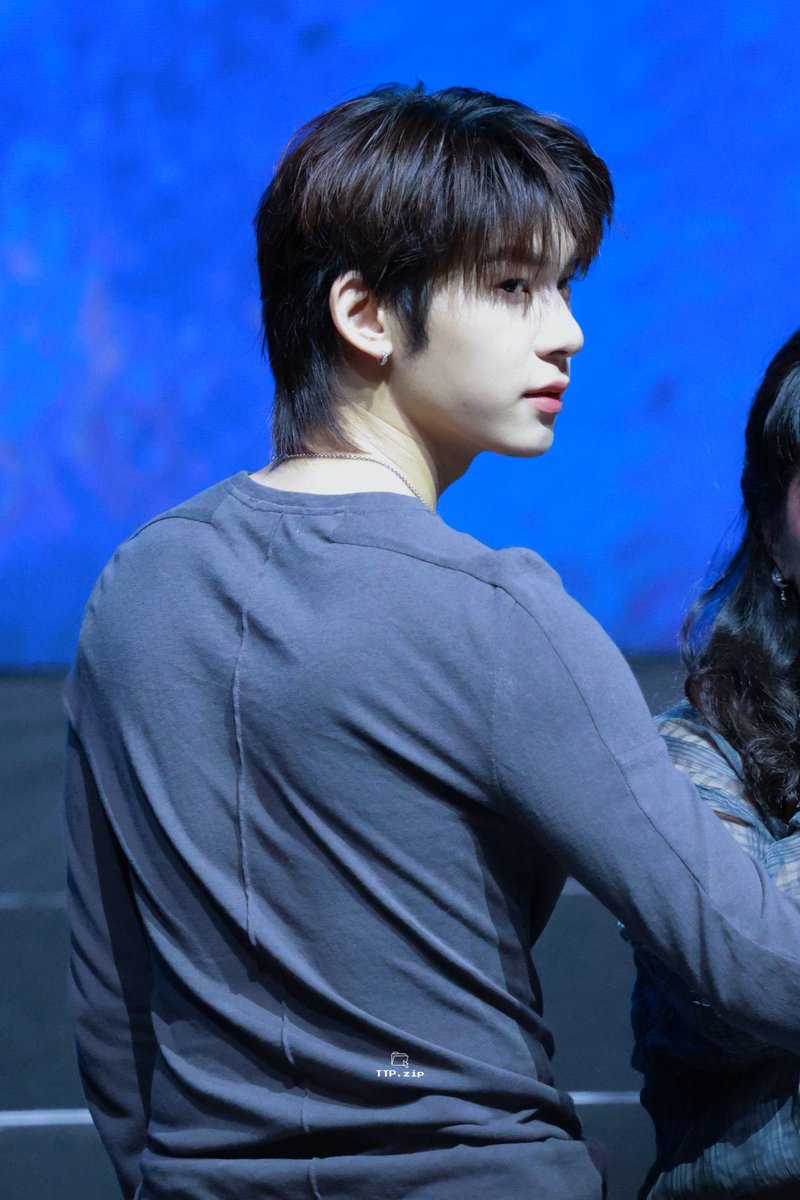 l9jeng's tweet photo. คือตี๋ตัวหนาขึ้นมากจริง ๆ เหมือนเคยเห็นตี๋พูดว่าช่วงนี้กินเยอะขึ้นแต่มานไม่ได้ดูอ้วนอะมันดูล้ำบึก ดูดี สงสัยจะได้ใช้ว่าแผ่นดินแทนแผ่นหลังก็เร็ว ๆ นี้ https://t.co/9rc2rVZn9H