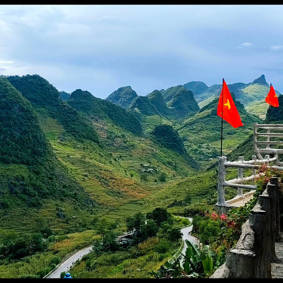 auriizZ94's tweet photo. Day 3 of the Ha Giang Loop: conquer Ma Pi Leng Pass, where limestone peaks, deep valleys, and the emerald Nho Que River create Vietnam’s most unforgettable mountain views. https://t.co/SvNrLk7wiY