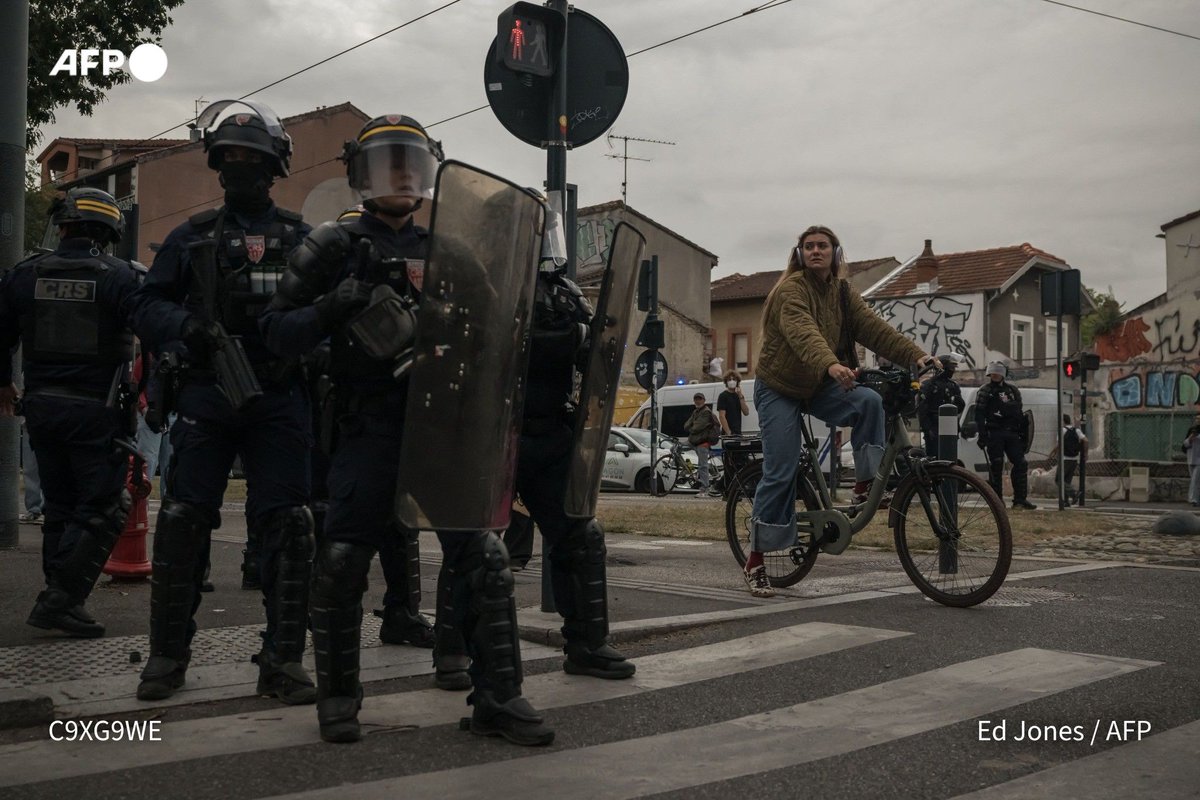 afpfr's tweet photo. 🇫🇷 Blocage des lycées: la Ligue des Droits de l'Homme a dénoncé lundi une "dérive globale par rapport à l'État de droit" et "le non-respect du cadre légal" lors des interventions des forces de l'ordre face aux lycéens mobilisés depuis plusieurs jours ⤵️ https://t.co/0NRVD3QGyI