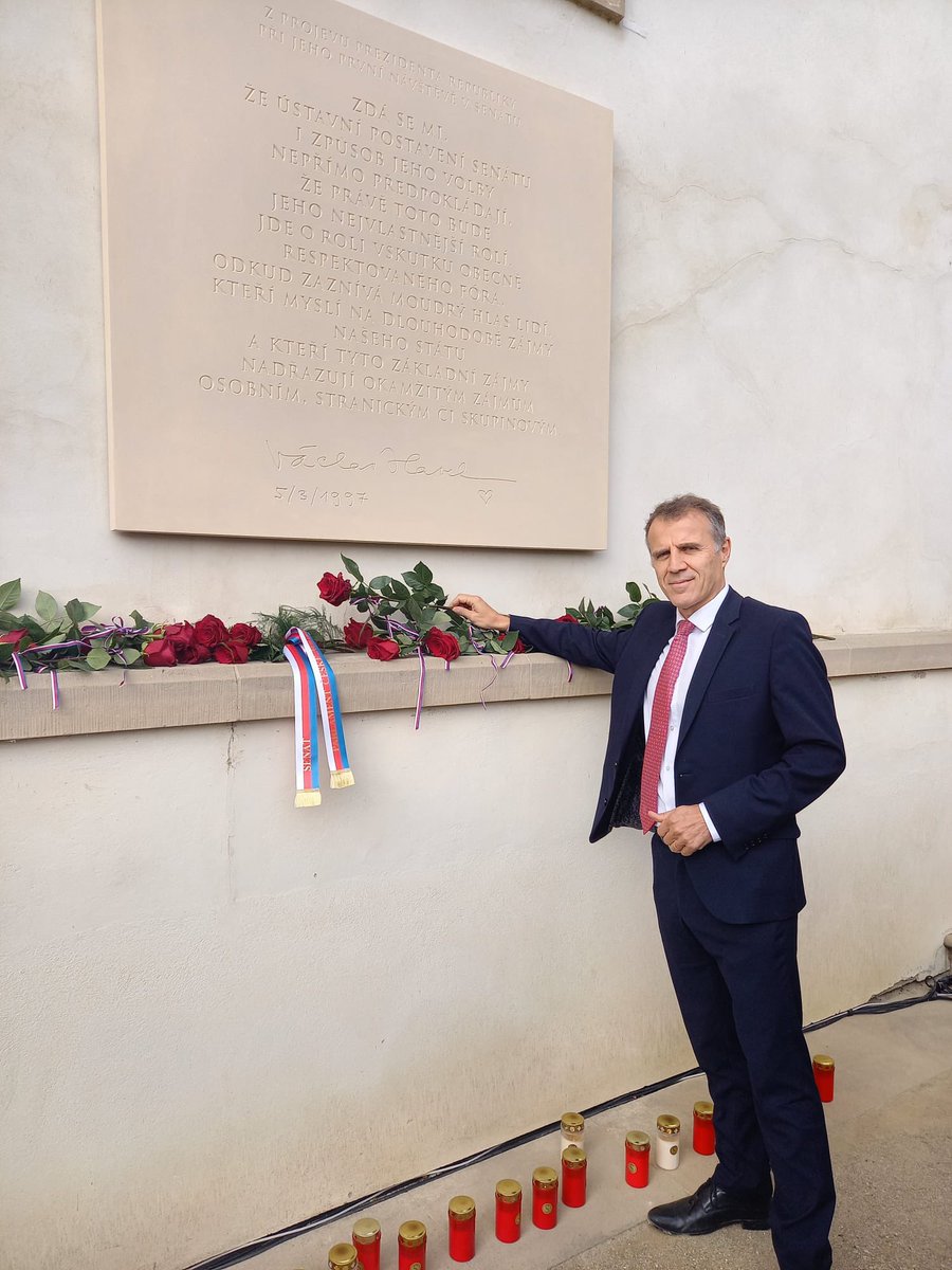 stephanecrouzat's tweet photo. Téměř 30 let dělí tato slova ode dneška. Místo zůstává stejné. 

Václav Havel by dnes oslavil 90 let. Jeho projev v Senátu z roku 1997 dnes připomíná nová pamětní deska. https://t.co/oH40OxIZT5