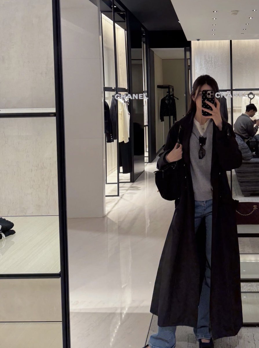 lalinawithj's tweet photo. outfit check ~ 🪞 

#CHANELSS27xLenaMiu 
#CHANELSpringSummer
@CHANEL #CHANEL #PFW 
#LalinaLena https://t.co/B8TPuAeyeV