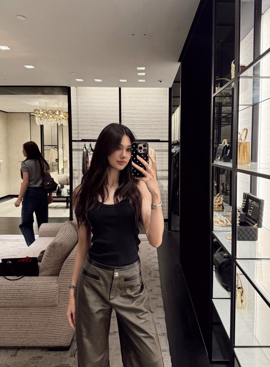 lalinawithj's tweet photo. outfit check ~ 🪞 

#CHANELSS27xLenaMiu 
#CHANELSpringSummer
@CHANEL #CHANEL #PFW 
#LalinaLena https://t.co/B8TPuAeyeV