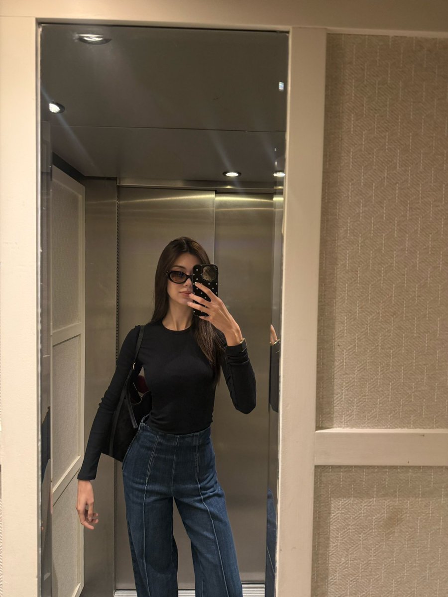 lalinawithj's tweet photo. outfit check ~ 🪞 

#CHANELSS27xLenaMiu 
#CHANELSpringSummer
@CHANEL #CHANEL #PFW 
#LalinaLena https://t.co/B8TPuAeyeV