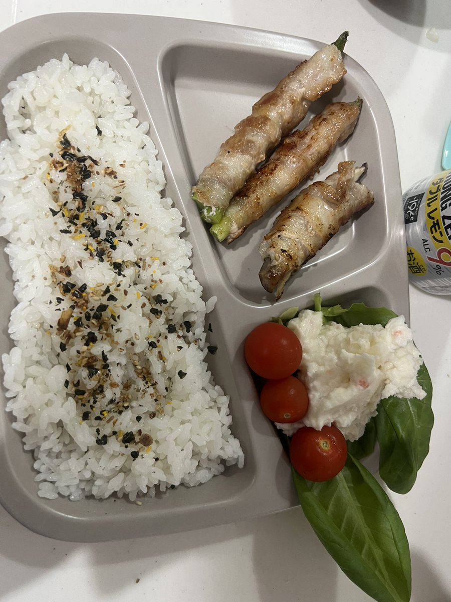 RViHF5SnqB84737's tweet photo. 小2のバンゴハーン‼️

やっぱりいつもの肉巻きに🤣

#料理
#晩御飯
#今日の晩御飯
#おうちごはん https://t.co/yyUQXtfRih