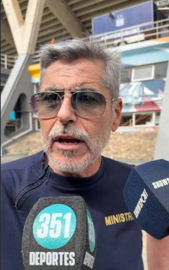 MAUNIGONZALEZ's tweet photo. Sr. Ministro @QuinterosJP 

Si la ley nos exige patente a todos, el Estado tiene que dar el ejemplo.
¿No le parece?🤔

👮‍♂️ Quien cuida la ley no puede circular al margen de ella. https://t.co/UOxHkU2cou
