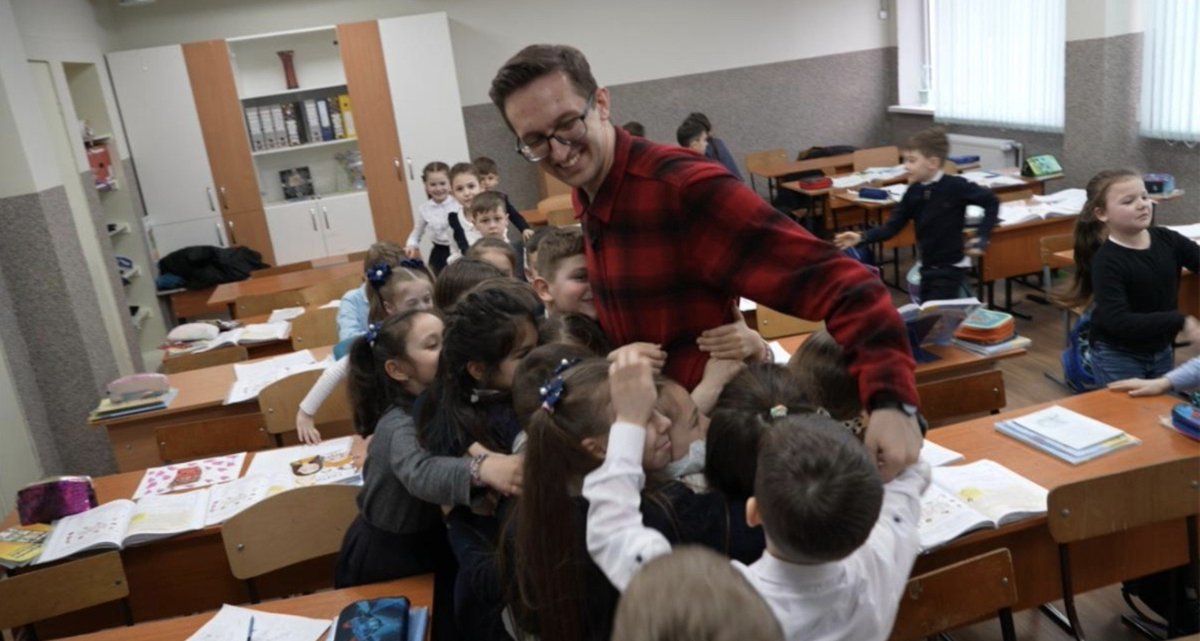 LulianRadurfs's tweet photo. 📚 Azi, 5 octombrie, vreau să le spun „La mulți ani!” tuturor profesorilor din Moldova. 🇲🇩
Cred că un profesor bun lasă ceva în urmă mult timp după ce termini școala. Respect pentru munca lor și pentru răbdarea pe care o au zi de zi. 👏
#Moldova #ZiuaProfesorului #Educatie https://t.co/Ldxr8DywIG