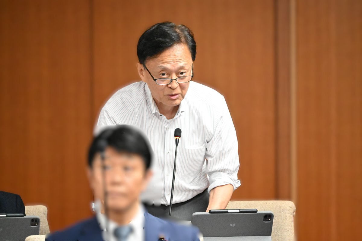 ikesans's tweet photo. #つながる #練馬区議会 #吉田区政

今日は、補正予算の質疑と委員会採決。私は、一般会計の補正予算に反対しました。50人の議員中、反対は私一人。「1対49」。格好いいことでも勇気あることでもないけれど、また天邪鬼でも愚かでもないけれど、政治に関わるもののひとりとして、筋を通しました。

なぜ反対したか。
端的に言えば、吉田区長が次々と「公約」を反故にしていくのを追認するようなことはしたくなかったからです。
自ら掲げた選挙公約に誠実であり、公約の実現のために真摯であることは、選挙で選ばれた区長がまず何よりも意を尽くし、最優先に考えなければならないことです。
補正予算は、吉田区長初めての予算編成です。本予算ではありませんが、9月補正はいつも繰越金や財政調整の上乗せなどの大きな財源が入り、かなりの規模の予算になります。今回も50億円を超えました。

“吉田流”が初めて形になる節目の予算です。しかも、このタイミングで踏み込まなければおよそ実現の道が見えなくなる「公約」がたくさんありました。
しかし、区長は、決断しなければならないテーマ…豊渓中、子どもの権利条例、谷原保育園、外環の2などの懸案で、次々と「公約」を反故にしました。情けないほどガタガタと、候補者・吉田健一の語った言葉は次々と裏切られていきました。
補正予算に賛成した「49人」の皆さんが、すべて区長の“変節”を歓迎し、あるいは許容したわけではないはずです。また、補正予算には、賛成できる内容、評価できる項目ももちろんあります。問題は、何を軸に賛否を決めるかです。
私は、区長の政治姿勢――政治家として、そして人としての姿勢を問うことが、今は必要だと考えました。たくさんの区民が泣き、あるいは失望させられているのに、何より政治家の「言葉」への信頼が深く傷つけられようとしているのに、このまま全会一致で予算を通すようなことは、どうしてもしたくありませんでした。

区民の皆さんに、ご理解いただけると信じて…

※写真は決算審査から(事務局撮影)。一緒に写ってしまった沢村議員、お許しください。

https://t.co/hFD85R9lsh