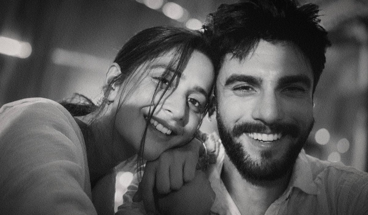 zindagigulzar_'s tweet photo. How am i supposed to be normal about them when they have my whole freaking heart 🤍😭

#YehFitoorTera 
#DebchandrimaRoy | #IshhanDhawan https://t.co/HMTlElUOU9