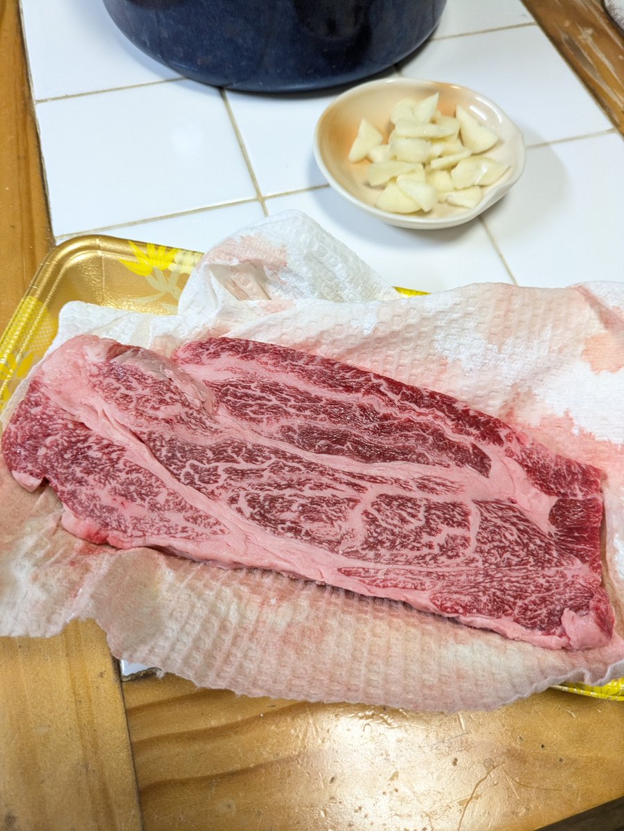 lookkg191's tweet photo. キッチンドランカー！
今夜の救世酒はアルボラリス
ツマミは昨晩の残りのお刺身を漬けにしたもの(メジマグロとマカジキ)
そして今夜は昨日から下拵えしていたステーキ
血と水分抜けて、いい感じになってます✌️ https://t.co/qtbGhE6Lmw
