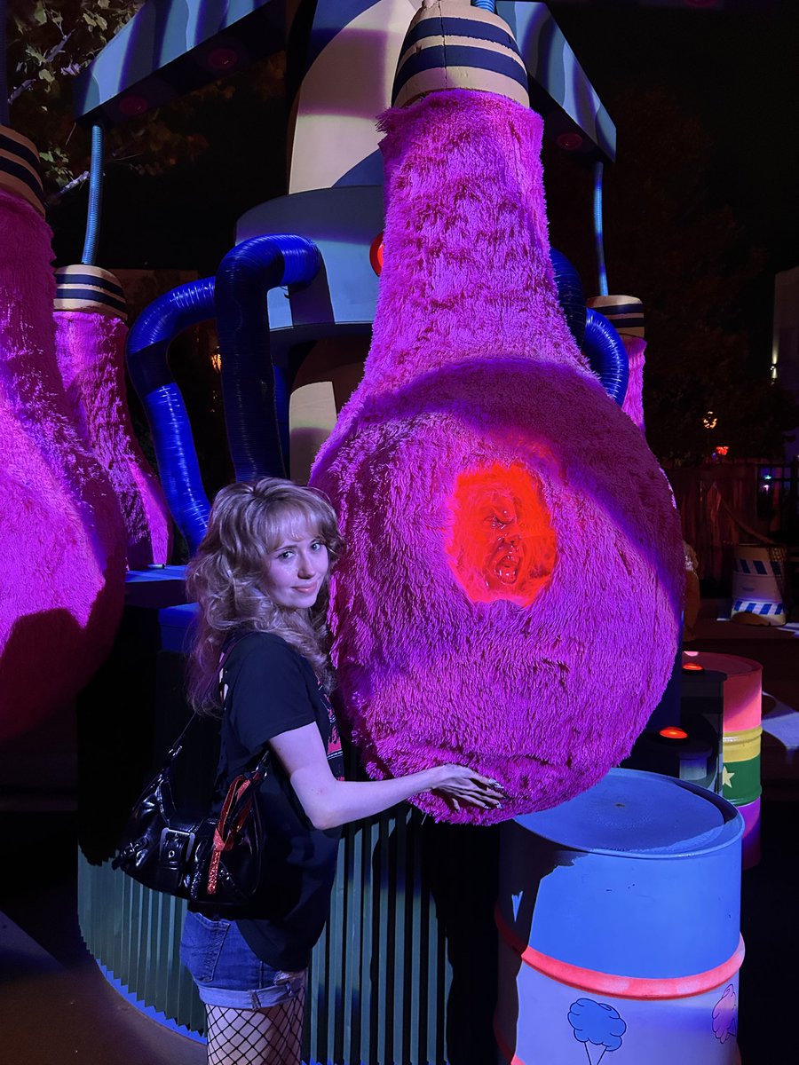 latercaitlin's tweet photo. is someone behind me…? ( ˶ó‸ò ) https://t.co/hFDf2FSRsh