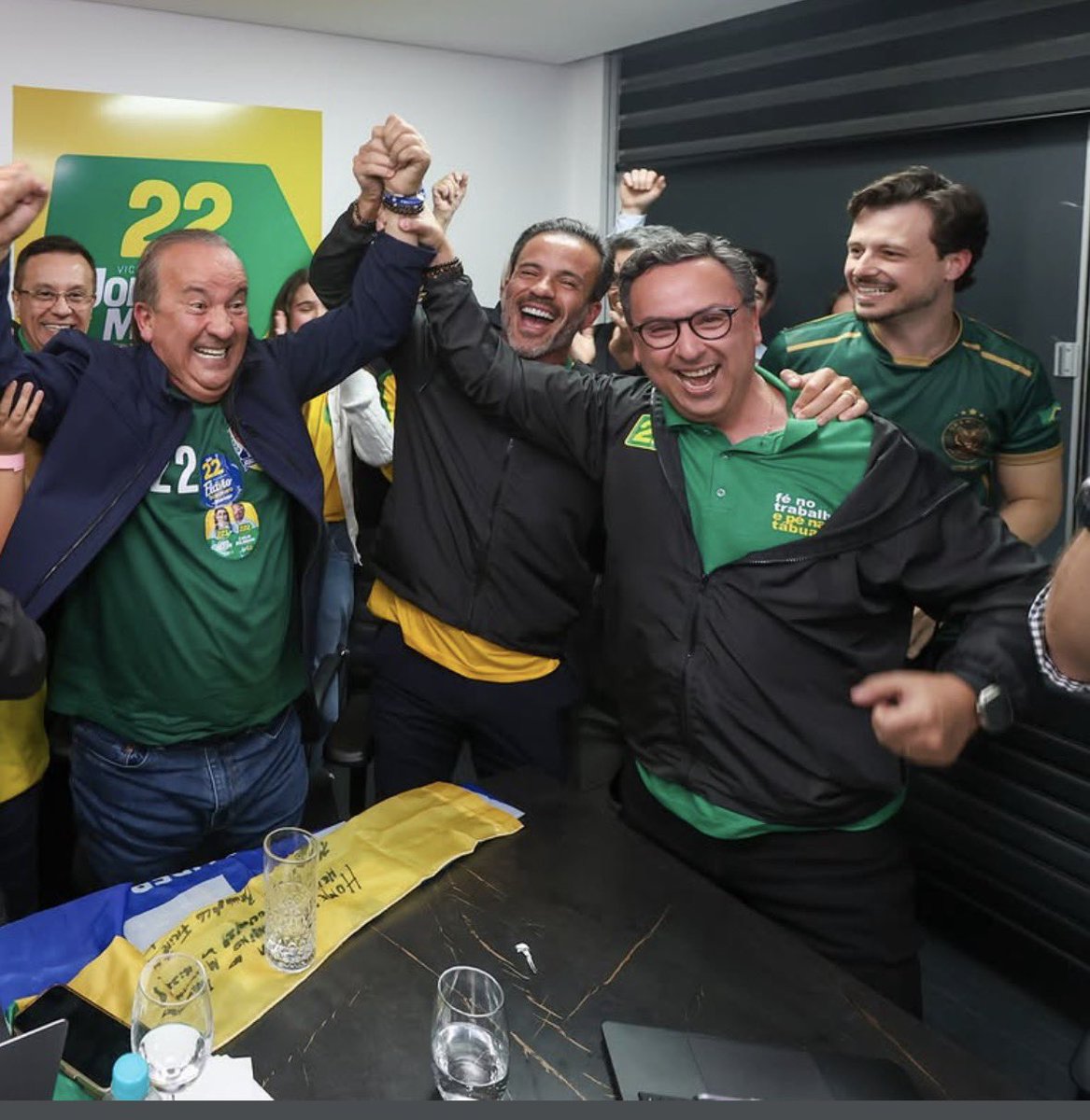 amanda_miranda's tweet photo. Em SC, ao contrário de uma estimativa que fiz aqui na leitura de uma pesquisa de véspera, Flávio Bolsonaro ganhou mais de 300 mil votos com relação ao pai.

Já Lula perdeu 152.048 votos.

Sabe o que fez isso acontecer, além do ressentimento da classe média e do individualismo impulsionado por algoritmos de direita?

A imprensa! Os jornais que você lê e ouve todos os dias e que sonegam informações dos cidadãos, tirando a política do foco e dando efeito de verdade a propagandas pagas do governo Bolsonarista de Jorginho Mello.

Sabe quantos catarinenses sabem que o filho dele, que aparece nessa foto, comprou um imóvel de mais de 11 milhões, a vista, meses antes da eleição?  Só quem me lê.

O dano da falta de informação alimenta esse abismo.