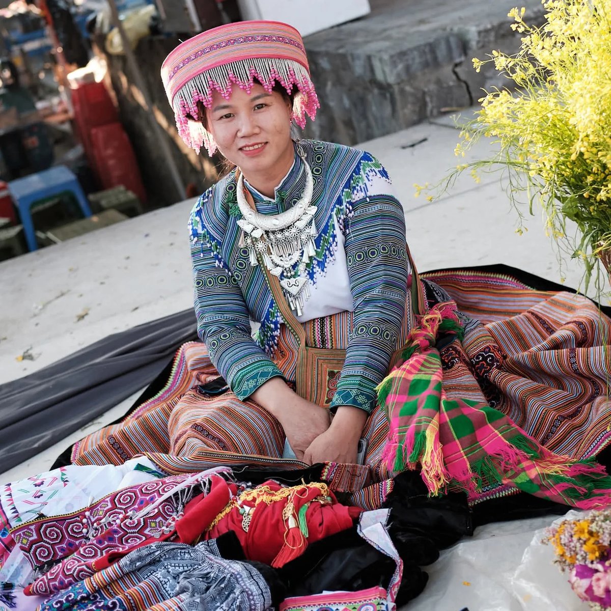 soloh_la_chechu's tweet photo. Flower Hmong woman, carrying tradition, resilience, and beauty in every thread. https://t.co/YzKZ0oLgH1