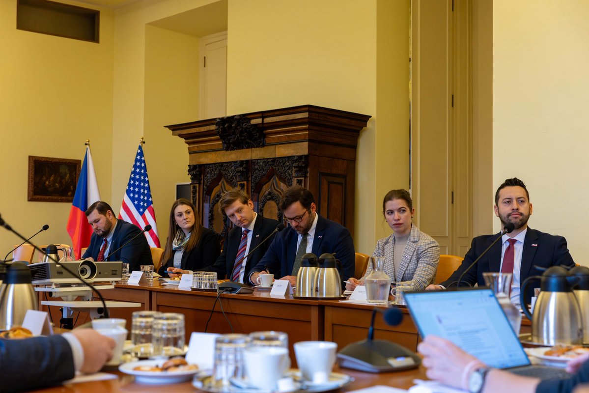 mzvcr's tweet photo. 🇨🇿🤝🇺🇸 Náměstek @jiribr dnes v Černínském paláci přivítal delegaci z Kongresu USA.

Společně s kolegy diskutovali o posílení spolupráce v obchodu, energetice a moderních technologiích. Tématem byla také evropská bezpečnost a priority #NATO. Silné partnerství s USA zůstává klíčové.