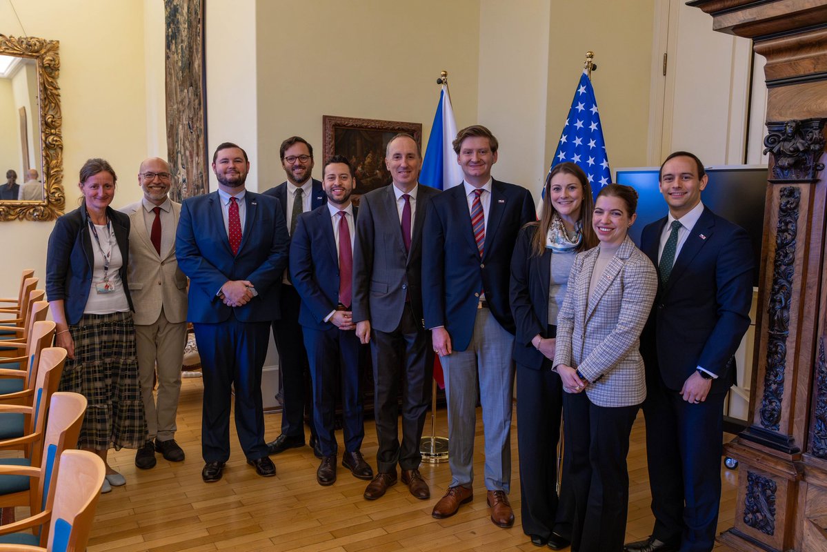 mzvcr's tweet photo. 🇨🇿🤝🇺🇸 Náměstek @jiribr dnes v Černínském paláci přivítal delegaci z Kongresu USA.

Společně s kolegy diskutovali o posílení spolupráce v obchodu, energetice a moderních technologiích. Tématem byla také evropská bezpečnost a priority #NATO. Silné partnerství s USA zůstává klíčové.