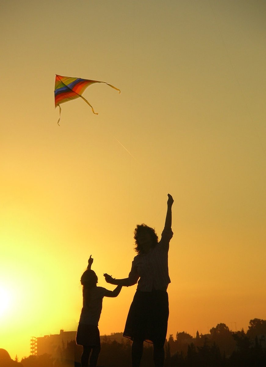 evan_millerr's tweet photo. How cool is this moment? nothing beats flying a kite at sunset, brings back those childhood vibes.
#kite https://t.co/1jgxQt6aEI