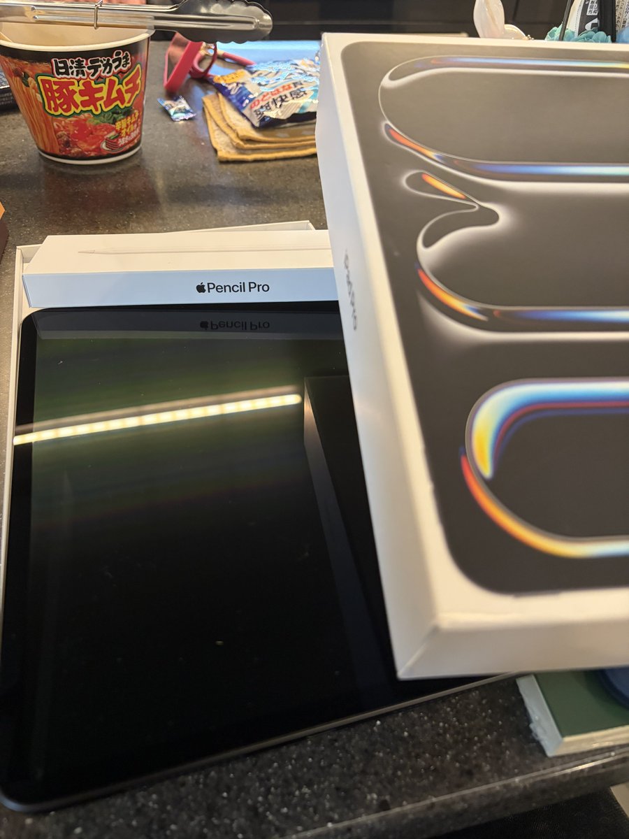 avenista_'s tweet photo. 本日。
生まれてから今まで板タブ派の人間、ついに乗り換えます。液タブではなく、iPadに。

ちなにごろのあいぱっよぷろ、WiFiモデルだに〜。 https://t.co/Ytv4UtRASs