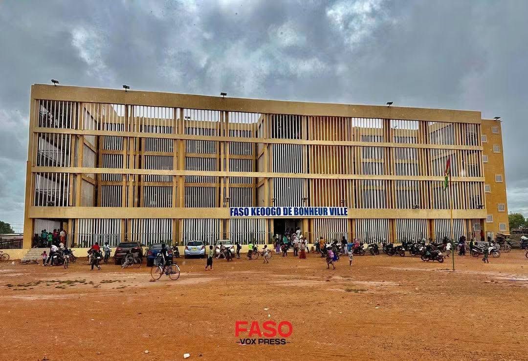 BansRachidatou3's tweet photo. Ecole primaire de bonheur ville❤️🇧🇫 construit sur 1 an sur fond propre a accueilli ses premiers élèves cette année 💪 https://t.co/f5coLoUqxe