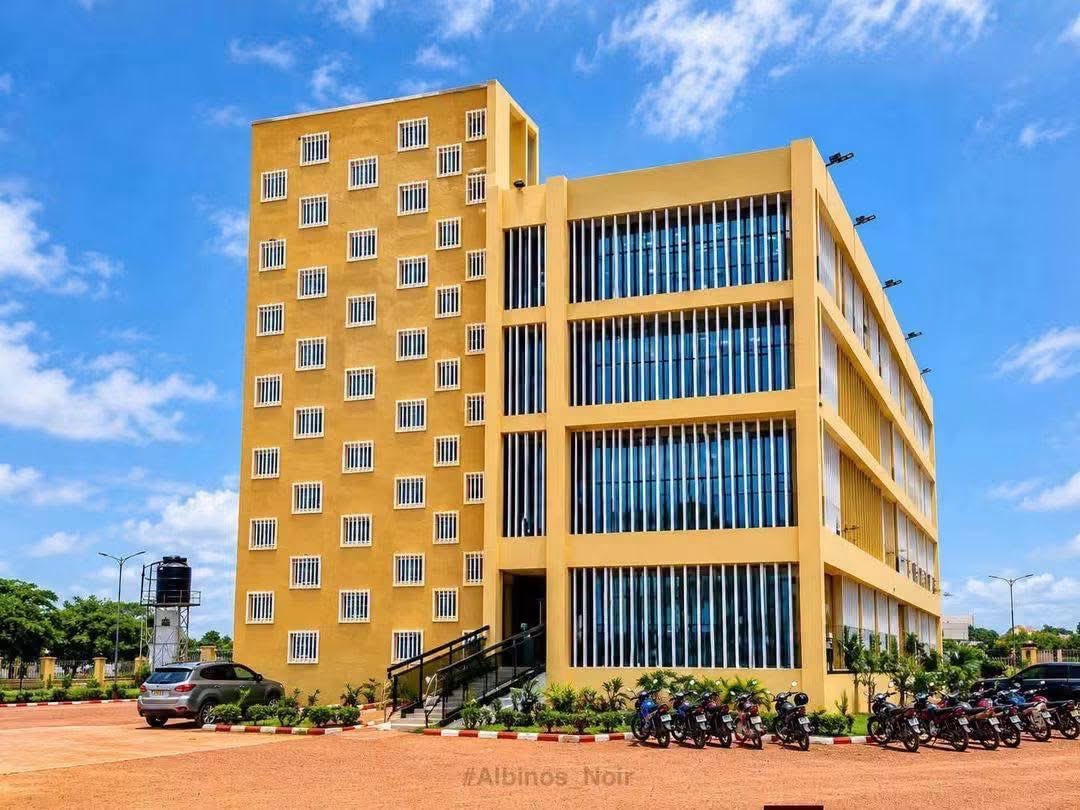 BansRachidatou3's tweet photo. Ecole primaire de bonheur ville❤️🇧🇫 construit sur 1 an sur fond propre a accueilli ses premiers élèves cette année 💪 https://t.co/f5coLoUqxe