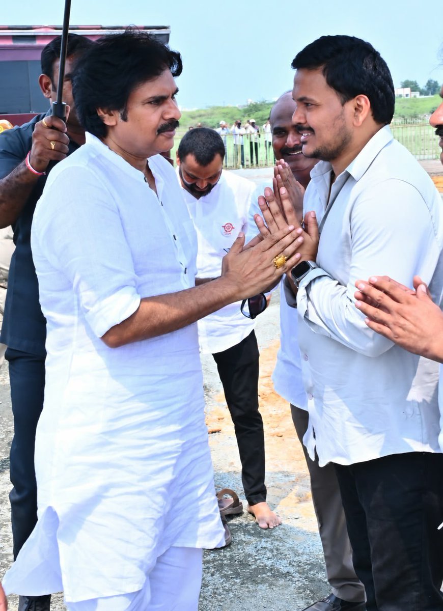 sanjusalva's tweet photo. మాజీ ముఖ్యమంత్రి స్వర్గీయ అన్న శ్రీ ఎన్టీఆర్ గారిని నీచంగా తిట్టే వీడ్ని @PawanKalyan  గారు దగ్గరకు తీయటం సూపర్ 🙏 https://t.co/TqTpNFak75