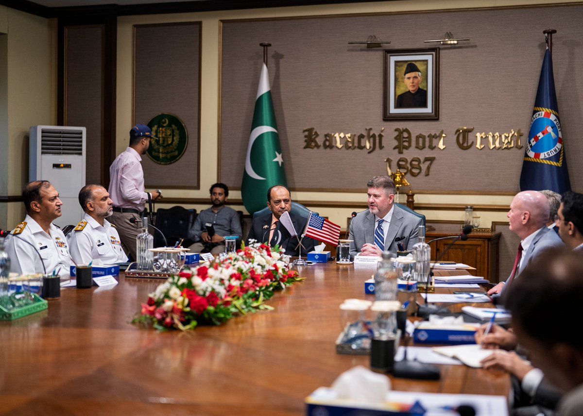 usconsulatekhi's tweet photo. Consul General Goodman visited Karachi Port and Port Qasim this week to explore opportunities for U.S. technology and investment in Pakistan's growing shipping sector.

From modernizing port infrastructure to expanding trade logistics, U.S. businesses are ready to be strong partners in Pakistan's maritime growth story. 🌊📦

Stronger ports mean stronger trade—and stronger trade means a stronger U.S.-Pakistan partnership.

#UnlockingPakistansPotential #USPakistanPartnership #TradeAndInvestment #Karachi #PortQasim