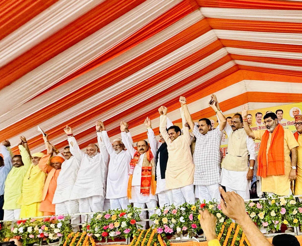sahjanandraibjp's tweet photo. आज गोरखपुर में शिक्षक-स्नातक एमएलसी चुनाव के अंतर्गत भाजपा समर्थित शिक्षक एमएलसी प्रत्याशी श्री ध्रुव कुमार त्रिपाठी जी के नामांकन कार्यक्रम में सम्मिलित होकर उन्हें शुभकामनाएं एवं विजय की अग्रिम बधाई दी।
#TeacherMLCElection #Gorakhpur #BJP #DhruvKumarTripathi https://t.co/8dcN4trhXT