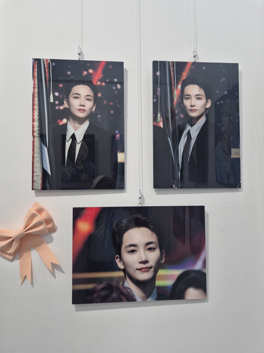 wbgboo's tweet photo. @lullaby_1004yjh
#FALLING_FOR_JEONGHAN_FOR_THE_1004th_TIME

하니의 미소년시절부터 전역하고 활동 시작한 최근 모습까지 고화질로 담은 사진들을 전시해줘서 덕분에 미모에 감탄하며 눈에 담고 온 생카💚 
싱그러운 소년미와 섹시한 남자미가 함께 공존하는 전시여서 좋았다💚🖤 https://t.co/NSqh4M6EyN