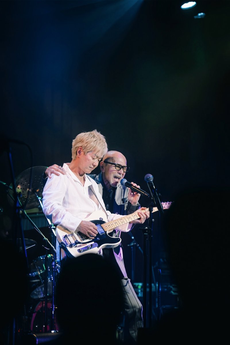 AIKikuzawa's tweet photo. 春畑道哉、
いつまでもギター少年のハル、彼が居なかったら、TWINZERは生まれて無かった！
＃春畑道哉　＃LEVEMEALONE　＃生沢佑一　＃ハル　
＃TUBE　＃billboard https://t.co/wKl7UBwNbU