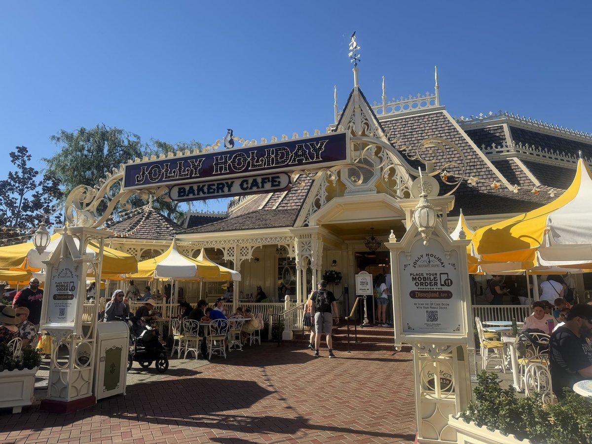 Disney_pinopino's tweet photo. 2026.10.02 アナハイム3日目

メリーのお城の前でのバンドのアトモス最高だった🥰
メリーが優雅にターンしたり踊ったりする姿が美しかった…👍✨
念願のジョリーホリデーカフェも素敵でした！！
そして、やっぱりメリーポピンズの人気さとか愛されてる作品なんだなって実感した1日でした。 https://t.co/n2ndX9MMya