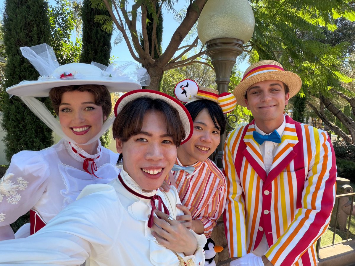 Disney_pinopino's tweet photo. 2026.10.02 アナハイム3日目

メリーのお城の前でのバンドのアトモス最高だった🥰
メリーが優雅にターンしたり踊ったりする姿が美しかった…👍✨
念願のジョリーホリデーカフェも素敵でした！！
そして、やっぱりメリーポピンズの人気さとか愛されてる作品なんだなって実感した1日でした。 https://t.co/n2ndX9MMya