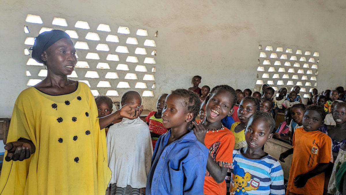 UNICEF_CAR's tweet photo. Solange Detounzou has been a teacher since 2012 and teaches at Ndokaffir School in Ndele. In her class, she has 190 girls who attend the afternoon session. “I’m passionate about my work and despite the difficulties, at the end of the day I don’t feel tired.” #WorldTeachersDay https://t.co/M8Q1J6BnGA