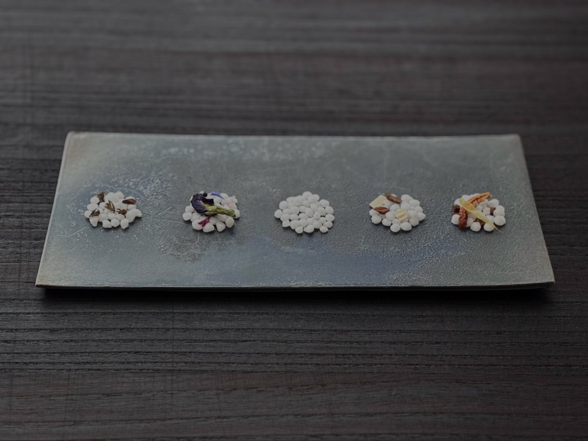 kamon_tokyo's tweet photo. 湯縁 YUEN｜Aromatic Bath Soaks

庵 IORI｜姫小松・高野槙
淡宵 AWAYOI｜薫衣草・三宝柑
初雪 HATSUYUKI｜海塩・無香料
沐浴 MOKUYOKU｜檜・桧葉
琥珀 KOHAKU｜柚子・伊予柑

あなたは、どの香りが好き？

Which scent speaks to you?

#kamon #香紋 #yuen https://t.co/ZbCEH163bL