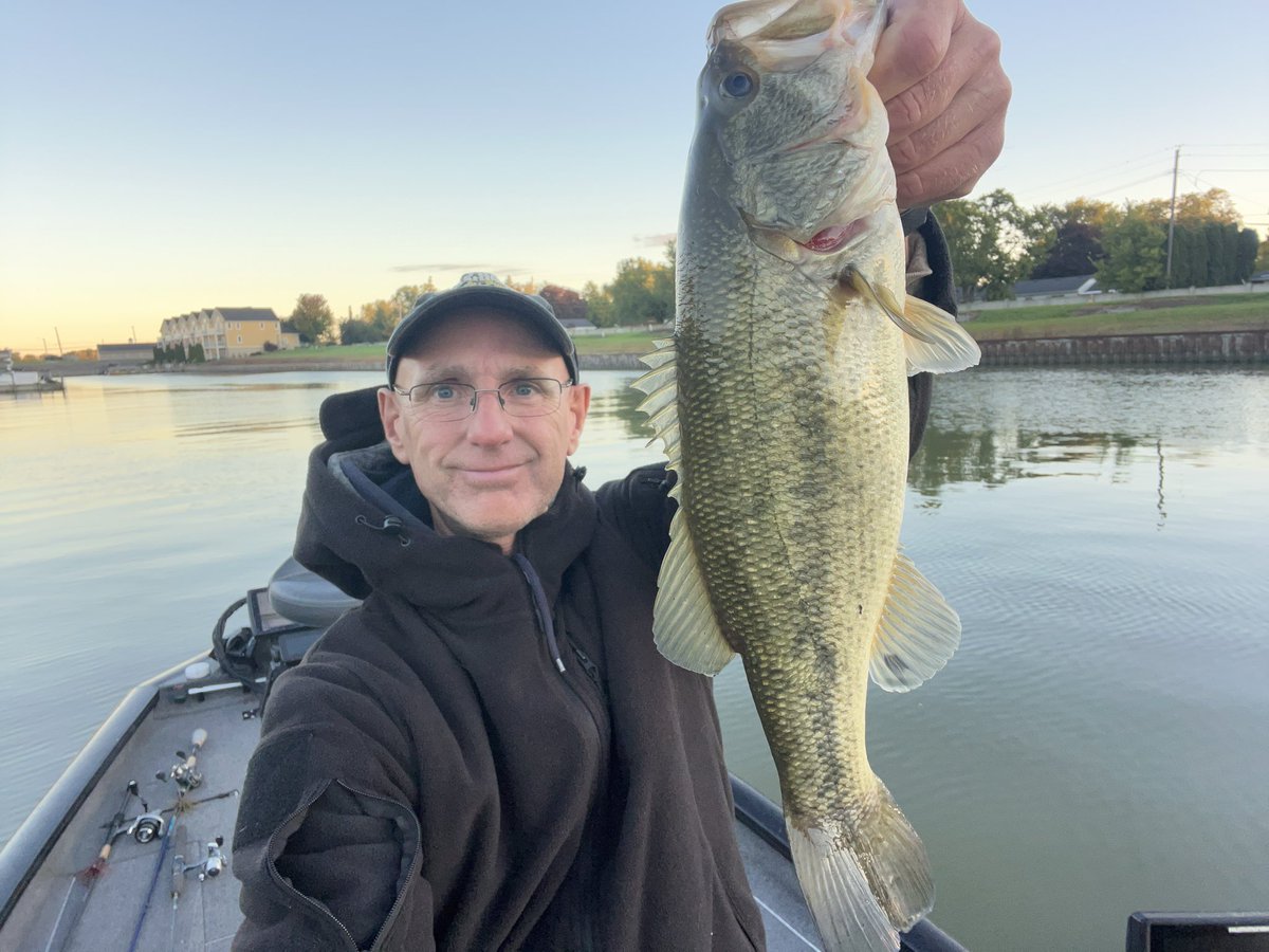 RickBigBass101's tweet photo. I did sneak in a few casts for bass while perch fishing this weekend.  Couldn’t help myself. https://t.co/5ORlkBGI5y