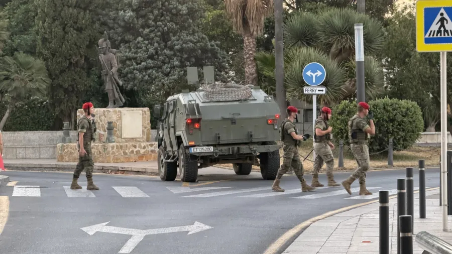 Infodefensa's tweet photo. 🔴#Defensa | El Defensor del Pueblo admite a trámite la queja de #UMT, @ASFASPRO25 y @AUMEinforma e investiga a Defensa por la vulnerabilidad de los militares en #Ceuta 🪖 https://t.co/3XFO0nAQA0 🛡️ https://t.co/alOGLi3aS6