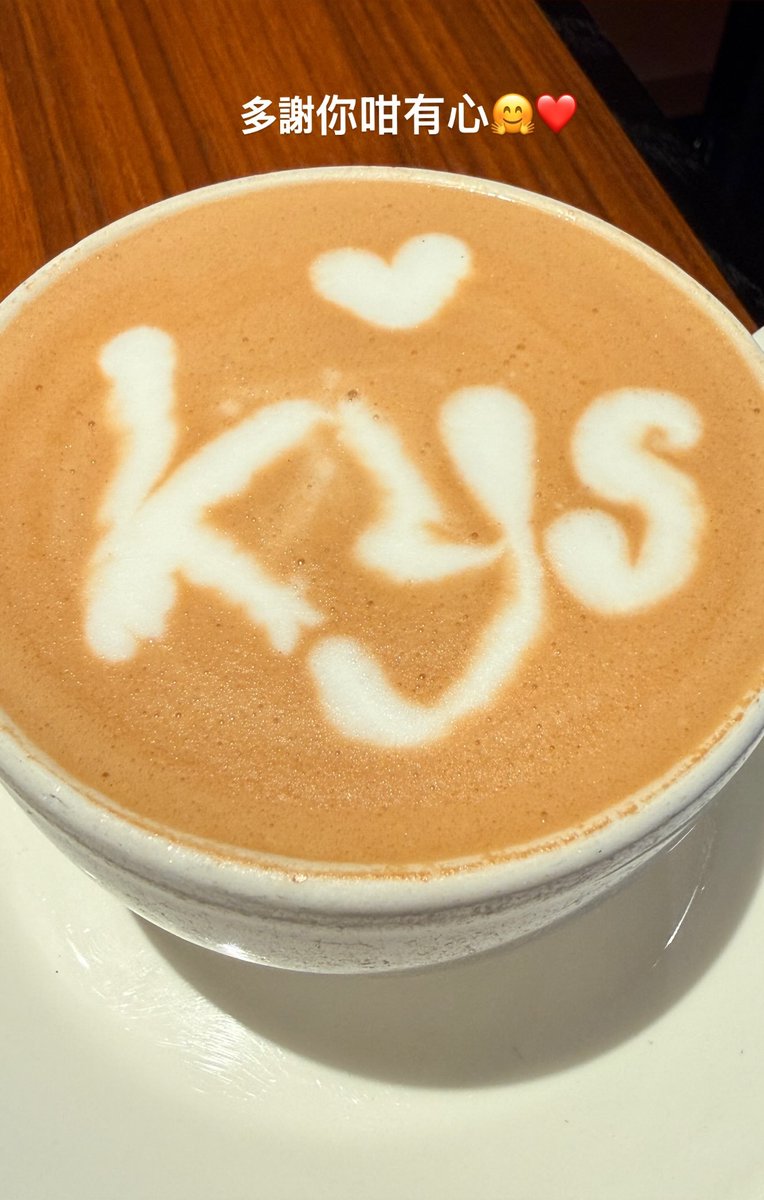 DragonKazoo77's tweet photo. It was a Hong Kong moomoo who made the latte art for Solar with her initials

"I just poured a cup of latte art for Kim YongSun???!!!!!!" "She thanked me in Cantonese???!!!!!!!"
"Even posted it on IG???????!!!!!!!!!"

Solar also wrote "Thank you for being so thoughtful 🤗❤️" in Cantonese on her IG story

#SOLAR #솔라