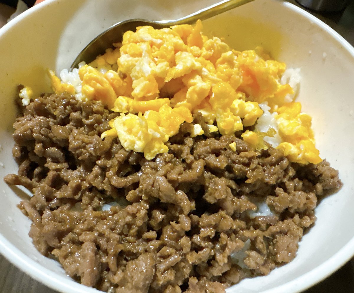 yumenohuti's tweet photo. そぼろ丼オニオンスープ付き https://t.co/bBU5TUftXJ