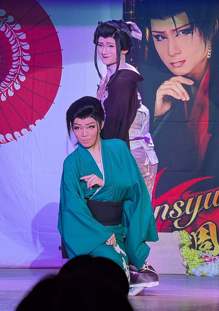 Yasuko4512's tweet photo. #古町演芸場
#劇団駒三郎

🌸R8.10.5/☀ 🏮天周祭り🏮

天周さんの個人終了後、
若座長、若手リーダーが出てこられ
3人舞踊🤭

最後のキメは、確認作業😆 https://t.co/jyT76A3ABR