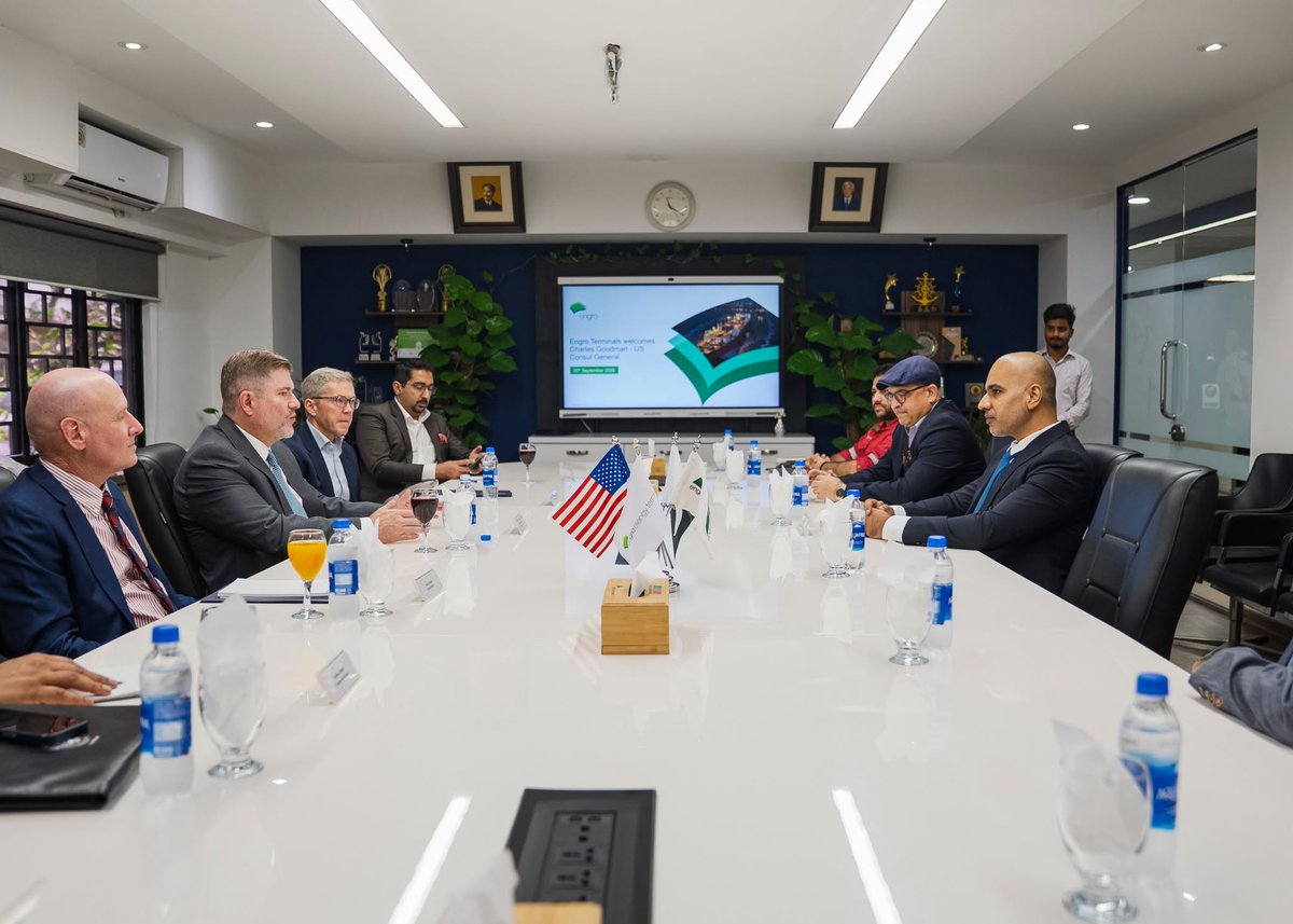 usconsulatekhi's tweet photo. Consul General Goodman visited Karachi Port and Port Qasim this week to explore opportunities for U.S. technology and investment in Pakistan's growing shipping sector.

From modernizing port infrastructure to expanding trade logistics, U.S. businesses are ready to be strong partners in Pakistan's maritime growth story. 🌊📦

Stronger ports mean stronger trade—and stronger trade means a stronger U.S.-Pakistan partnership.

#UnlockingPakistansPotential #USPakistanPartnership #TradeAndInvestment #Karachi #PortQasim
