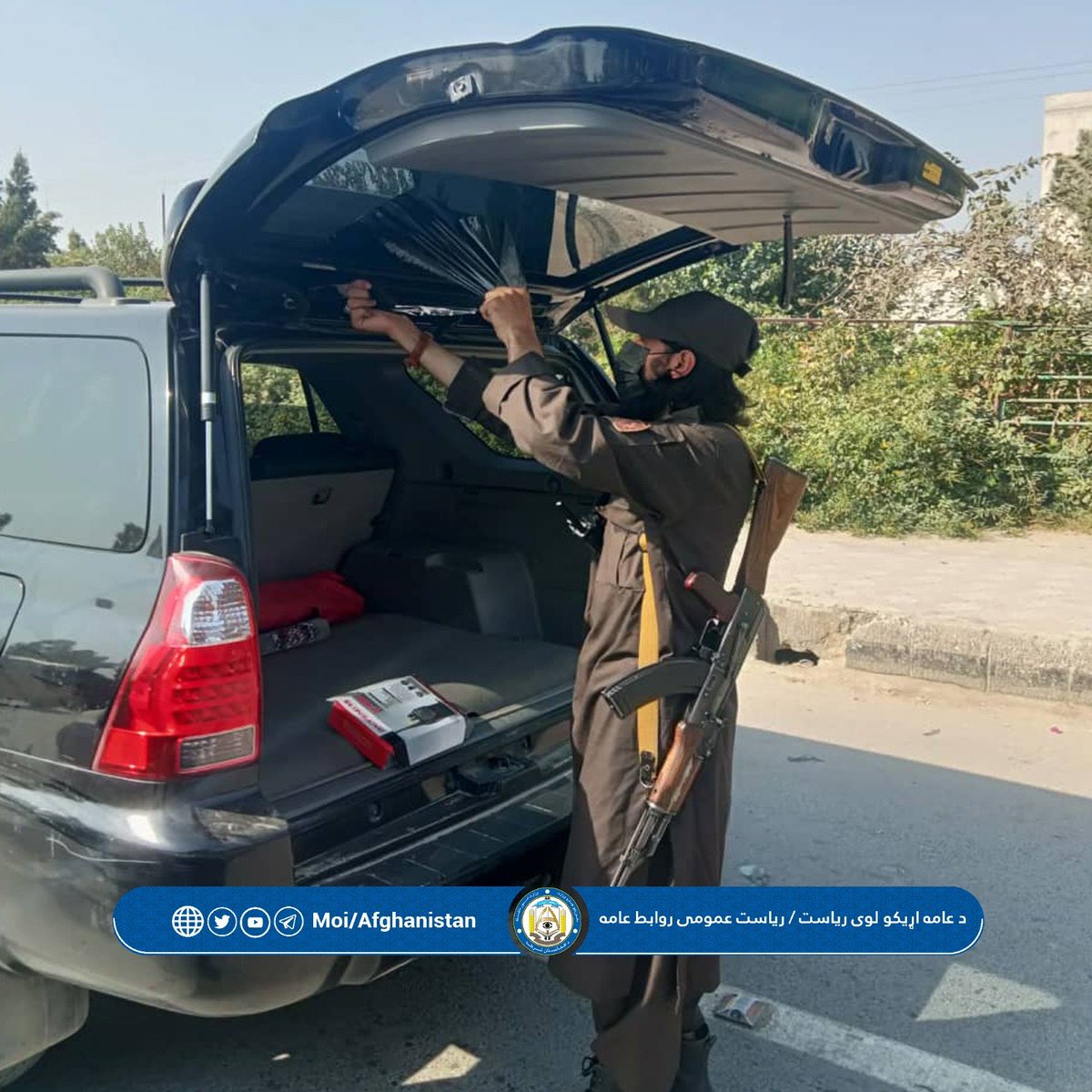 moiafghanistan's tweet photo. شیشه‌های سیاه ۲۱۵ عراده وسایط در ننگرهار پاک‌سازی شد

قوماندانی امنیه ننگرهار به منظور تأمین نظم شهری، جلوگیری از فعالیت‌های مشکوک و تطبیق قانون، کمپاین پاکسازی شیشه‌های سیاه موترها را آغاز نموده است.
این کمپاین ازسوی منسوبین دایاک آن قوماندانی در بخش‌های مختلف شهر جلال‌آباد ١/٢ https://t.co/HuYjGXXWeT