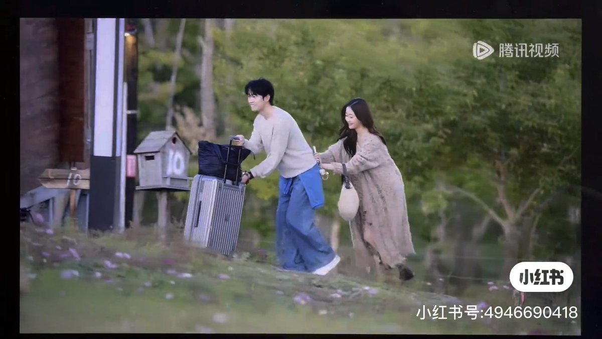 yaoshey's tweet photo. They really have a way to make such simple things so cuteee and lovable. It’s just pushing the luggage and they made it so adorable. 😭 #HeartSignalS9 https://t.co/U4LV9Jx4eG