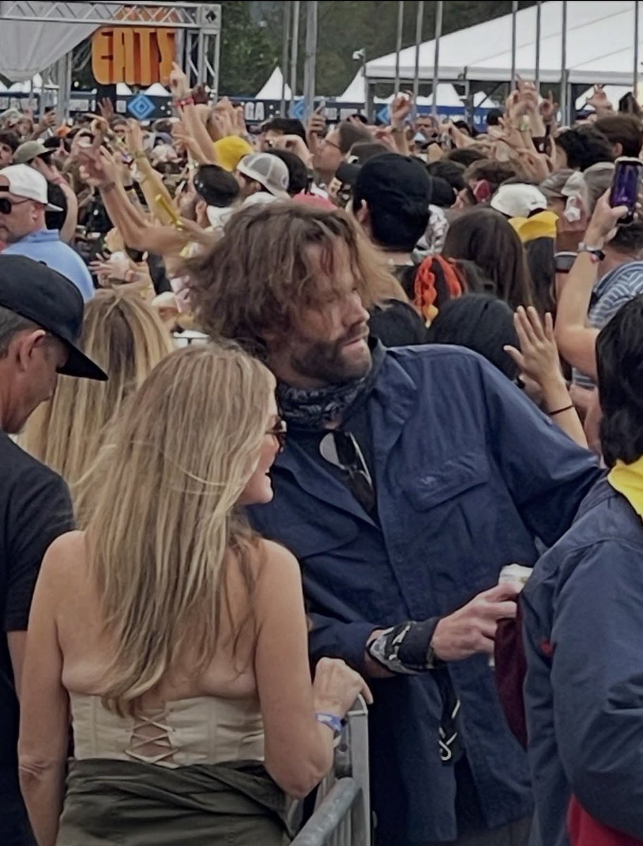 jarpadbrasil's tweet photo. CHUVA DE FOTINHOS!! 😆🫶🏻🫶🏻

Jared e gen conversando com fãs no ACL festival em Austin esse fim de semana.

By Michelle Hastings no Facebook. https://t.co/OpEkFJf6Za