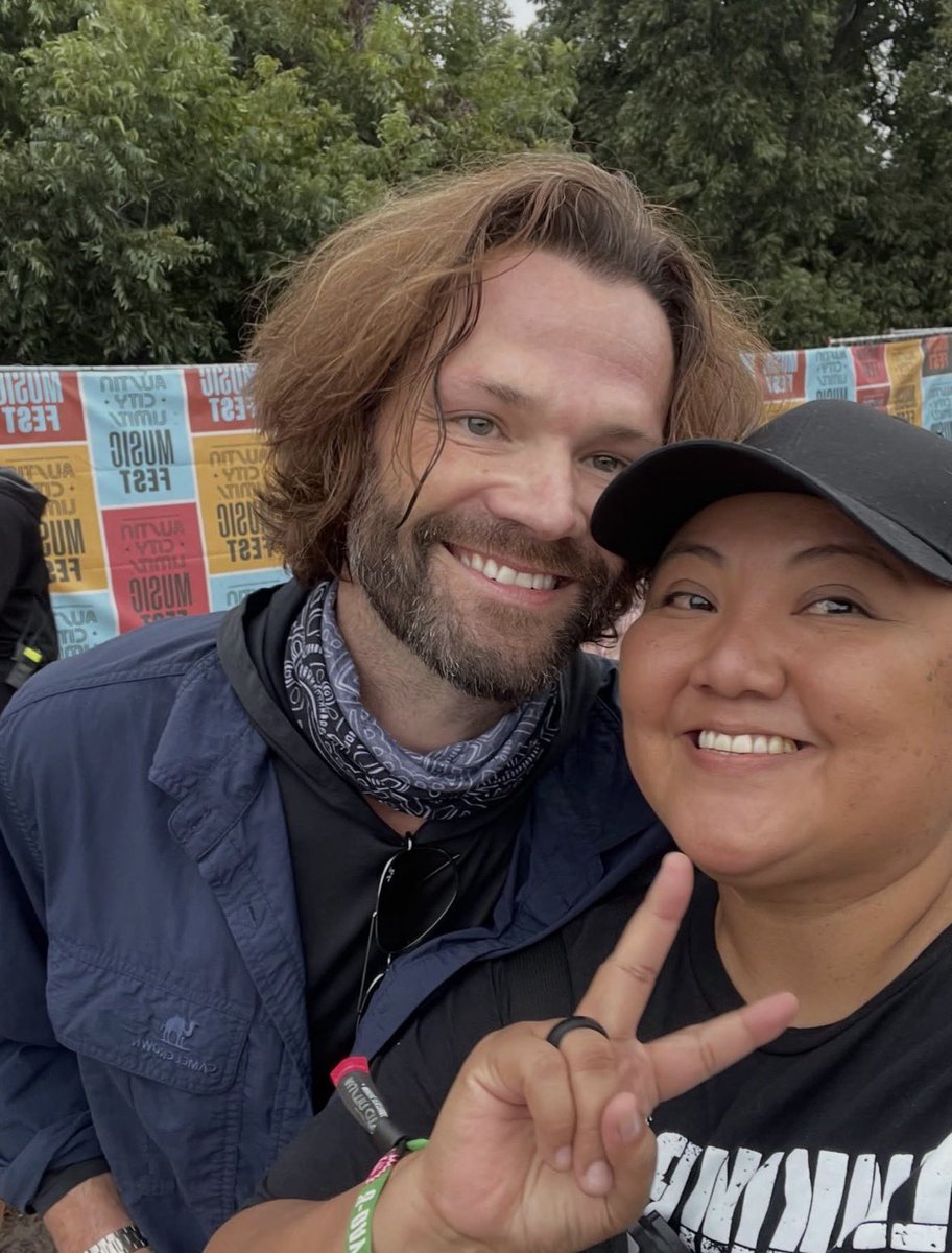 jarpadbrasil's tweet photo. CHUVA DE FOTINHOS!! 😆🫶🏻🫶🏻

Jared e gen conversando com fãs no ACL festival em Austin esse fim de semana.

By Michelle Hastings no Facebook. https://t.co/OpEkFJf6Za
