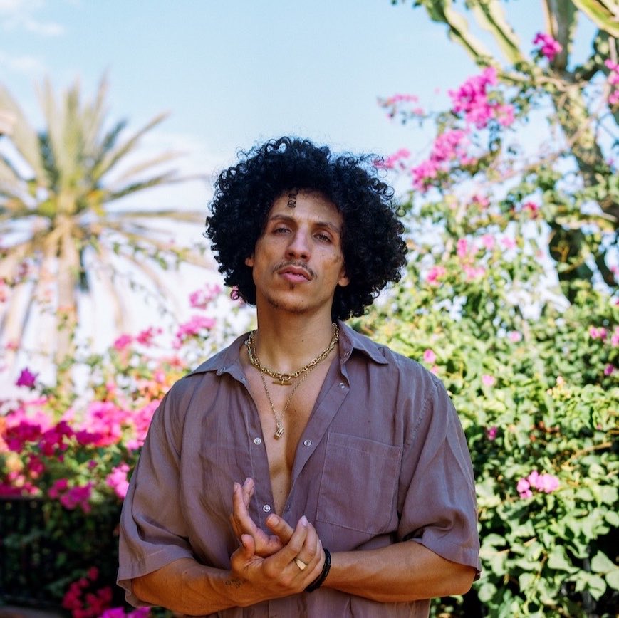 Kulturlesite_'s tweet photo. 🚨 RILÈS SE LANCE UN NOUVEAU DÉFI

L’artiste va recopier l’intégralité de la BIBLE à la main en live !! 

Il fera aussi de la musique durant le live. https://t.co/crS99lcVtp